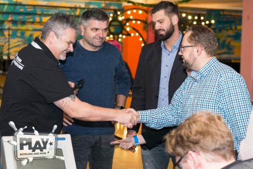 Weihnachts-Spendenbowling im PLAY