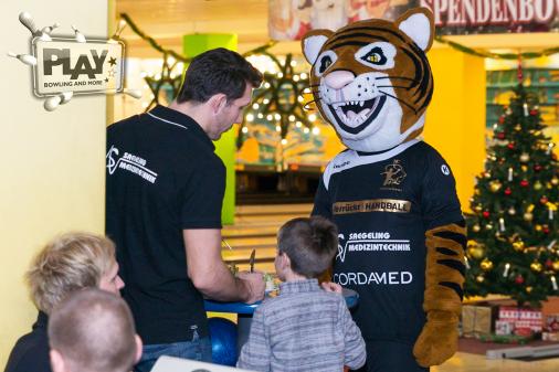Weihnachts-Spendenbowling im PLAY