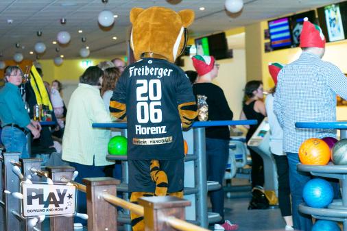 Weihnachts-Spendenbowling im PLAY