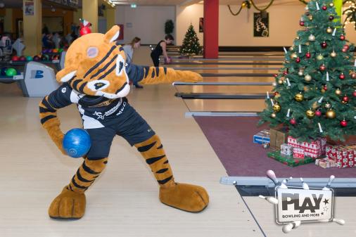 Weihnachts-Spendenbowling im PLAY