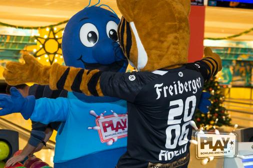 Weihnachts-Spendenbowling im PLAY