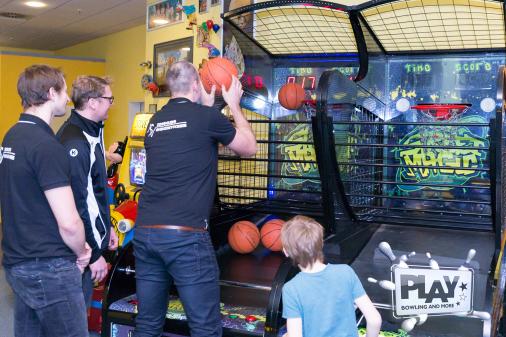 Weihnachts-Spendenbowling im PLAY