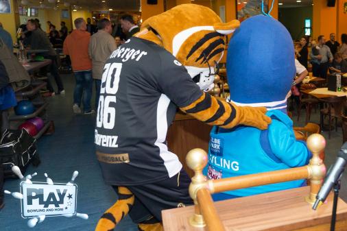 Weihnachts-Spendenbowling im PLAY