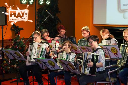 Weihnachts-Spendenbowling im PLAY