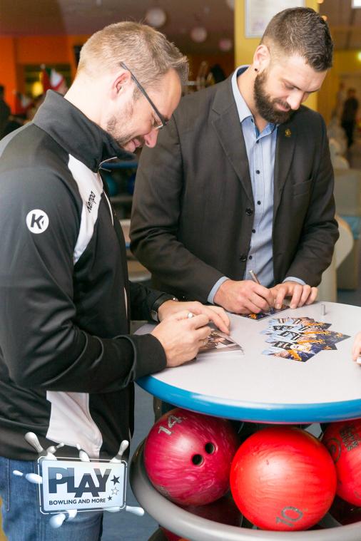 Weihnachts-Spendenbowling im PLAY