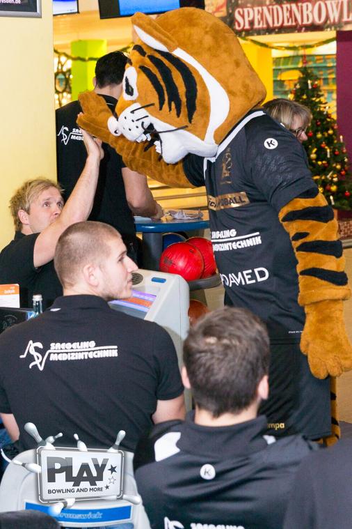 Weihnachts-Spendenbowling im PLAY