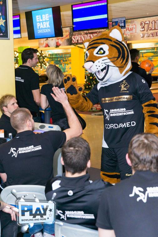 Weihnachts-Spendenbowling im PLAY