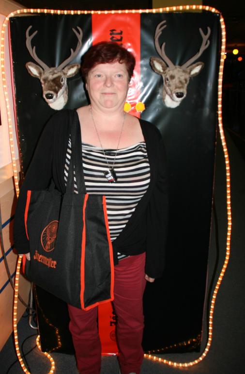 Unsere Glückliche Gewinnerin, die gleich einen prall gefüllte Jägermeistertasche mit nach Hause bekommen hat.