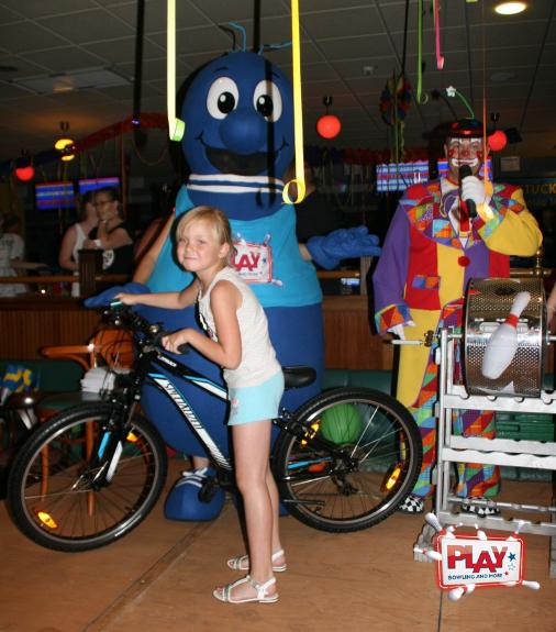 Eine glückliche Gewinnerin freut sich über Ihr neues Fahrrad