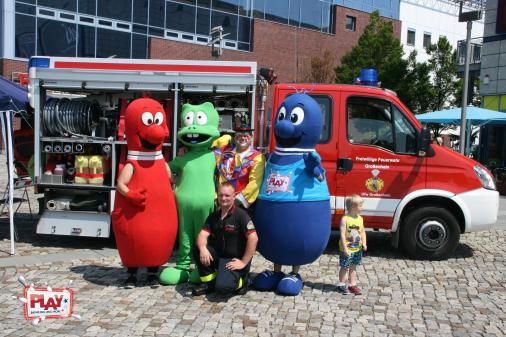 Die Feuerwehr war für die Kinder zum Bestaunen und Dosen abspritzen da.